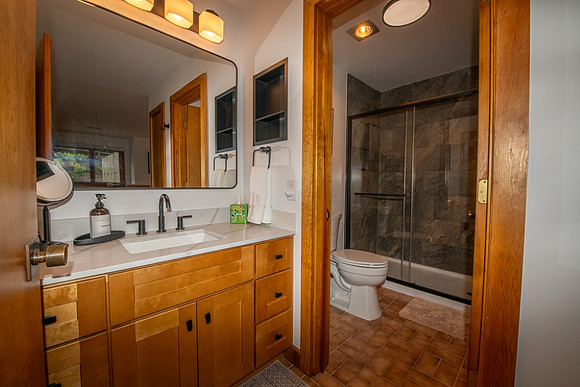 Bathroom 1 (1)
