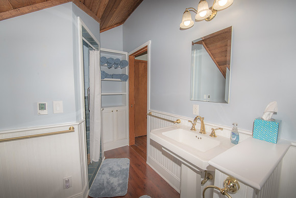 Bathroom 1  (2)